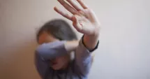 Stire din Eveniment : Două surori, de 10 și 14 ani, agresate sexual în anexa unei școli. Agresorul a fost arestat