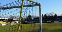 Stire din Eveniment : O fetiță de opt ani, rănită după ce o poartă de fotbal din curtea şcolii s-a desprins şi a doborât-o