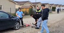Stire din Eveniment : Fetiţă de doar patru ani, izbită cu maşina de o şoferiţă. Tatăl micuței, martor la tragedie