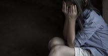 Stire din Eveniment : Fetiță violată de tatăl unui copil la care mersese să se joace. Familia nu l-a reclamat „ca să nu se facă de râs”