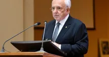 Stire din Economie : Mugur Isărescu (BNR): „Discuții despre intrarea în zona euro peste 5 ani, dacă programul pentru reducerea deficitului funcționează“