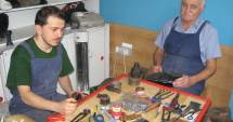 Stire din Economie : Veteranul cizmarilor din Constanța și-a luat adio de la meserie după 55 de ani  de activitate