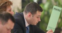 Stire din Politică-Administrație : Din șlapi  și bermude noi, făcurăm  deputat de soi