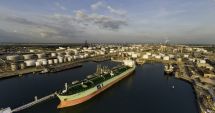 Stire din Economie : Flota comercială a României, acum 20 de ani.  Compania Navrom își pierde navele prin porturi străine