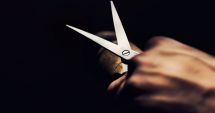 Stire din Actualitate : Doi români i-au băgat foarfeca în ochi unui bărbat pe care l-au acuzat de zoofilie, la o fermă din Spania