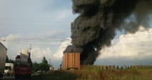 Stire din Eveniment : FOTO-VIDEO. INCENDIU PUTERNIC la două depozite din Balotești