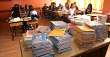 Stire din Cultură-Educație : Liceenii vor primi bani de manuale. "Praf în ochi. Nu putem cumpăra decât două manuale noi"