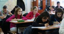 Stire din Cultură-Educație : Vin bursele pentru elevi. Nu vă bucurați: n-ajung nici de-un abonament redus