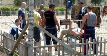 Stire din Eveniment : Detalii incredibile din culisele pușcăriilor. Cum nenorocesc condamnații familii întregi, de după gratii