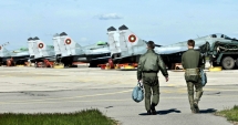 Stire din Eveniment : "Mi s-a oprit motorul. Catapultez!" Povestea pilotului care s-a prăbușit de două ori în doi ani cu avionul supersonic