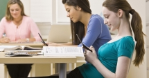 Stire din Social : Fără telefoane mobile în școli! Elevii acuză că li se încalcă dreptul la "proprietatea privată"