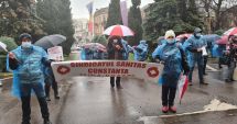 Stire din Social : Pe ploaie și vânt, sindicaliştii Sanitas se plâng! „Cerem înlăturarea discriminărilor”