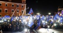 Stire din Actualitate : Mii de polonezi au ieşit în stradă de teama unui Polexit