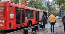 Stire din Eveniment : Supărare mare în rândul călătorilor! „Tremurăm în ploaie, nu avem refugii în stațiile de autobuz!”