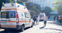 Stire din Social : Zile negre. Coadă de ambulanţe şi de dricuri, în curtea spitalului judeţean