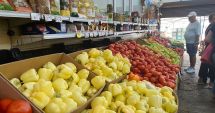 Stire din Social : Afacerile comercianților din piețe, grav afectate de caniculă. "Am aruncat baxuri întregi de legume"