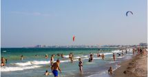 Stire din Social : Unii în bancă, alții pe șezlong. Vacanță prelungită pentru turiștii veniți pe litoral. "Au timp de școală tot anul"