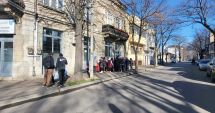 Stire din Social : Colegi de suferință la cantina socială. Vă vine să credeți? Sunt oameni care trăiesc cu 22 de lei pe zi!