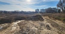 Stire din Social : Groapa stadionului "Farul", transformată în depozit de gunoi și adăpost pentru câini