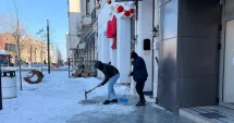 Stire din Social : Trotuarele, transformate în capcane. Poliția Locală somează, nu amendează!