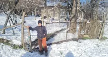 Stire din Social : Apa, un lux în 2026! Sătenii din Cuiugiuc o cară cu găleata de la cișmeaua aflată la cinci kilometri