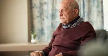 Stire din Social : Bătrâni flămânzi în centrele de îngrijire din Constanța. ”Șase pulpe de pui la 37 de persoane”