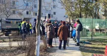 Stire din Social : Tensiuni la cote maxime! Locuitorii din zona Abator s-au pus în fața drujbelor pentru a salva copacii