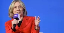 Stire din Actualitate : Cazul Epstein reaprinde disputa politică. Hillary Clinton îl provoacă pe Donald Trump