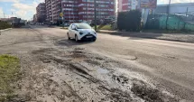 Stire din Social : Noroi până la gleznă și gropi pe strada Baba Novac. „Bătaie de joc pe banii noștri!”