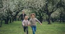Stire din Sănătate : Durerile de creștere la copii. Când sunt normale și când ascund probleme grave