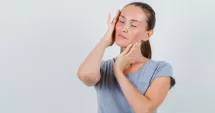 Stire din Sănătate : Vă confruntați cu dureri de ureche și maxilar? Iată cum puteți acționa eficient