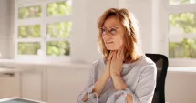 Stire din Sănătate : Febra și durerile la înghițire, semne frecvente ale faringitei acute