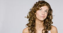 Stire din Sănătate : De ce apar firele de păr în barbă la femei. Nu le tratați ca pe niște simple imperfecțiuni estetice!