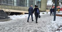 Stire din Social : Cine curăţă trotuarele de gheaţă? "Patinoarele" trimit constănţenii în spital