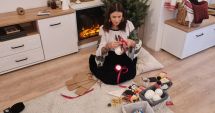 Stire din Social : Daruri speciale. Magia Crăciunului în globuri pictate manual de Liliana Giosan