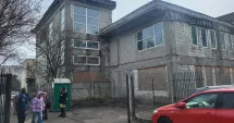 Stire din Social : Revoltă la Grădinița „Lumea poveștilor“! O clădire neterminată stă abandonată, în timp ce micuții sunt înghesuiți