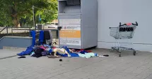 Stire din Social : Solidaritate, în bătaie de joc! Hainele donate sunt scoase din containere și abandonate pe jos