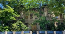 Stire din Social : Fostul sediu ANAF de pe strada Mircea cel Bătrân, în așteptarea reabilitării. „O minunăție lăsată în paragină”