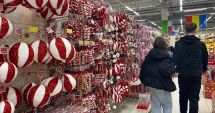 Stire din Social : Octombrie, vestitorul Crăciunului! În disperare, comercianții au scos globulețele și moșii de ciocolată