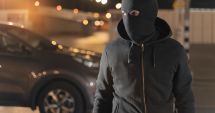 Stire din Eveniment : A crezut că scapă cu mâinile curate! Un tânăr a determinat mai mulți minori să fure dintr-un chioșc de ziare
