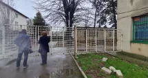 Stire din Social : Conflict la Liceul „Gh. Duca” Constanța. Porți încuiate, acces blocat pentru locatari