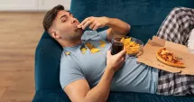 Stire din Sănătate : Mâncatul compulsiv. De ce apare și cum începeți să îl controlați