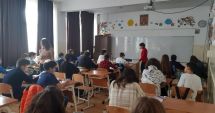 Stire din Cultură-Educație : Deși a dispărut media din gimnaziu la admiterea în liceu, părinții continuă să bată cu pumnul în masă pentru note