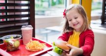 Evitaţi să le daţi copiilor mâncare fast-food! Daţi-le alimente sănătoase!