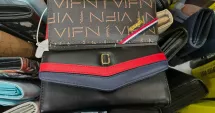 Stire din Eveniment : Branduri de lux, părți într-un dosar penal, la Medgidia. Proprietarul s-a ales cu o ”brățară”
