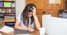 Stire din Sănătate : Pericolele ascunse ale statului incorect la birou în copilărie