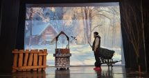 Stire din Cultură-Educație : Premieră la Teatrul "Căluțul de Mare". Omul de zăpadă urcă din stradă pe scenă