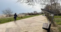 Stire din Social : Cartier ”exclusivist”, infrastructură la mâna a doua. Promenada din Faleză Nord, puternic degradată