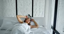 Stire din Sănătate : De ce vă simțiți rigizi dimineața. Ce trebuie să știți despre redoarea articulară