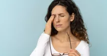 Stire din Sănătate : Vă tresare pleoapa des? Ce cauze pot avea spasmele oculare și cum le puteți reduce